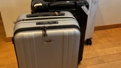 サイズ違いのゼロハリバートンのスーツケース3台を並べたところ。手前から奥へ一段ずつ大きくなる