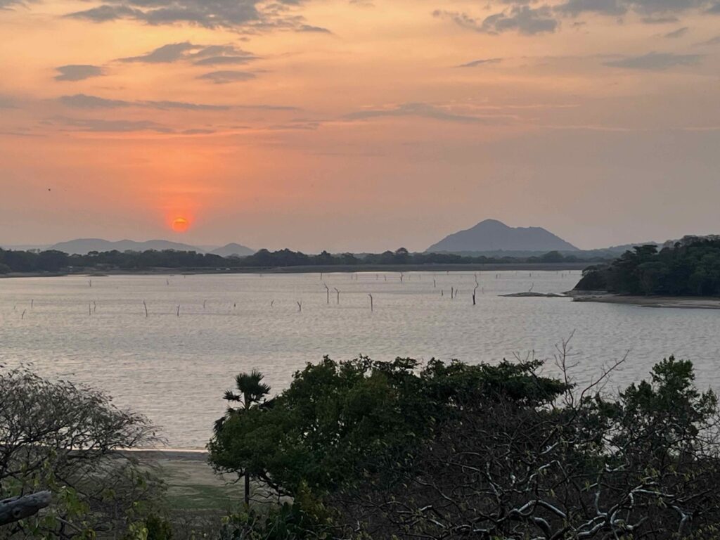 夕方、プールの外側から見たカンダラマ湖と対岸の山