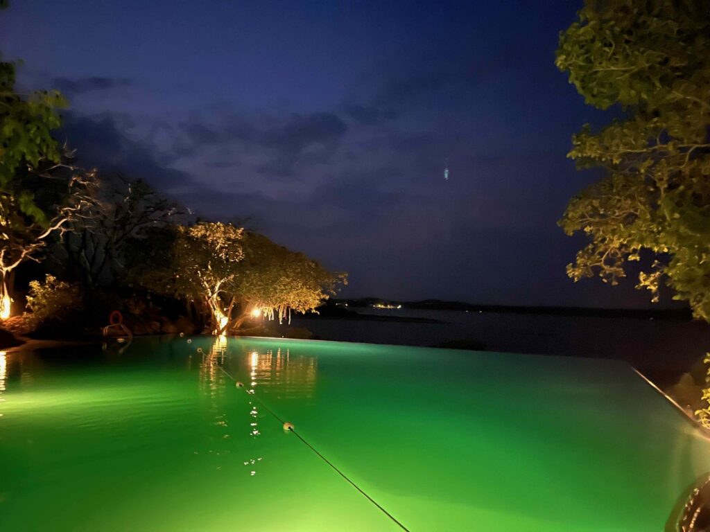 ライトアップされた夜のインフィニティプール