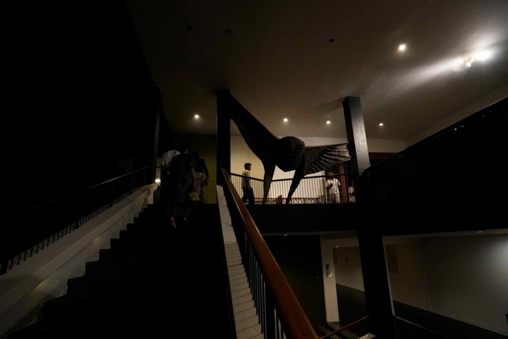 夜の階段。足元だけが照らされている