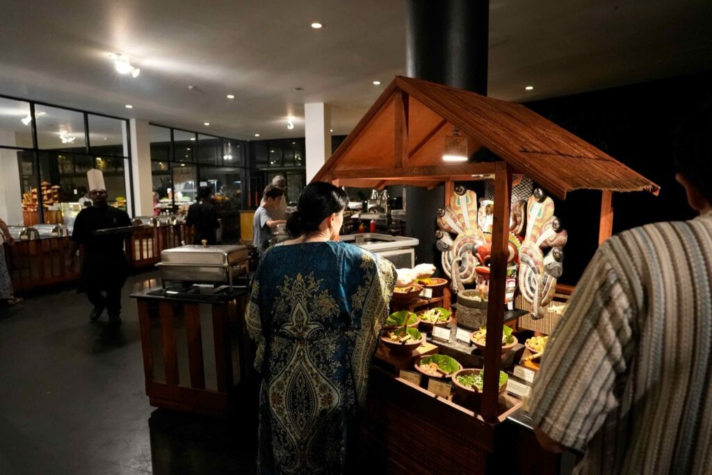 ヘリタンス・カンダラマの夕食ビュッフェ。アーティスティックな盛り付け