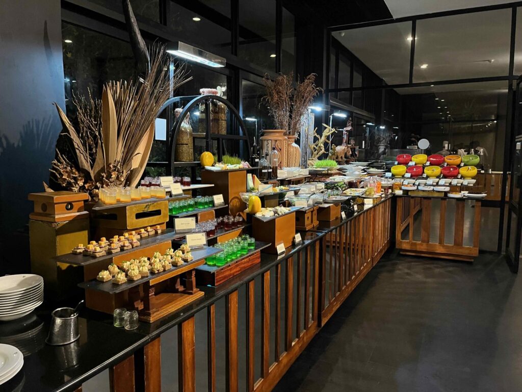 夕食後にくつろぐラウンジ。夜のカンダラマ