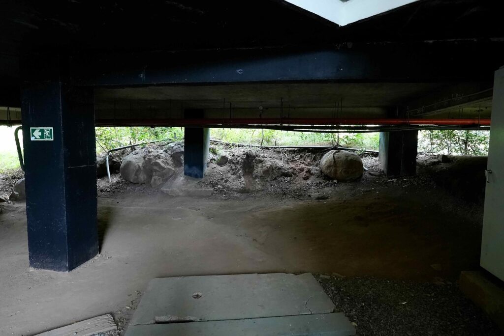 雨季には川になるホテル下の場所