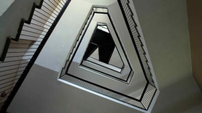 真下から見上げた三角形の螺旋階段