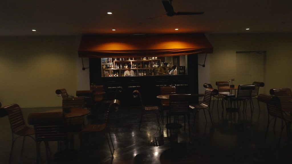 夜、照明がともった営業中のバー