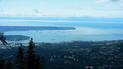 グラウスマウンテン山頂から見下ろしたバンクーバーの街と海