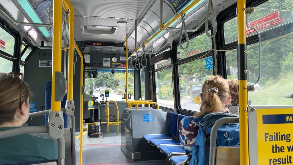 グラウスマウンテンへ向かう路線バスの車内