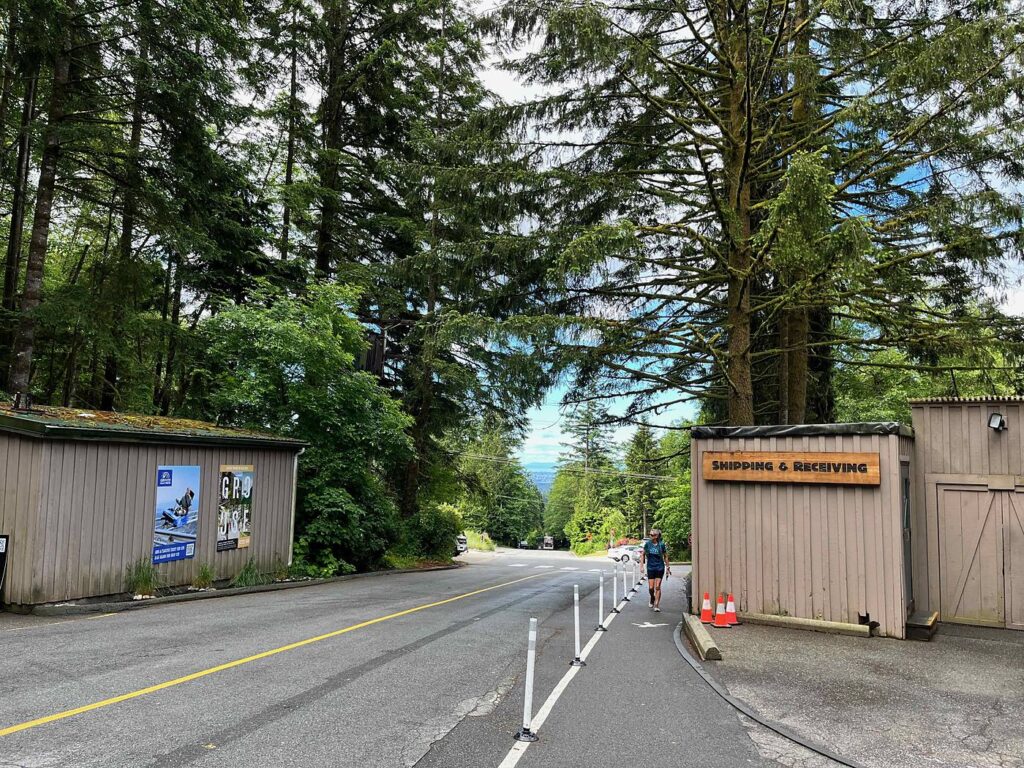 グラウスグラインドの登山口へ続く道