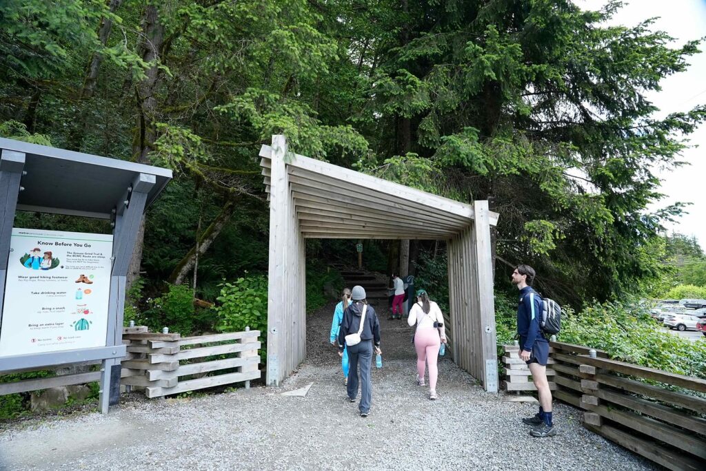 グラウスグラインドの登山口のゲート