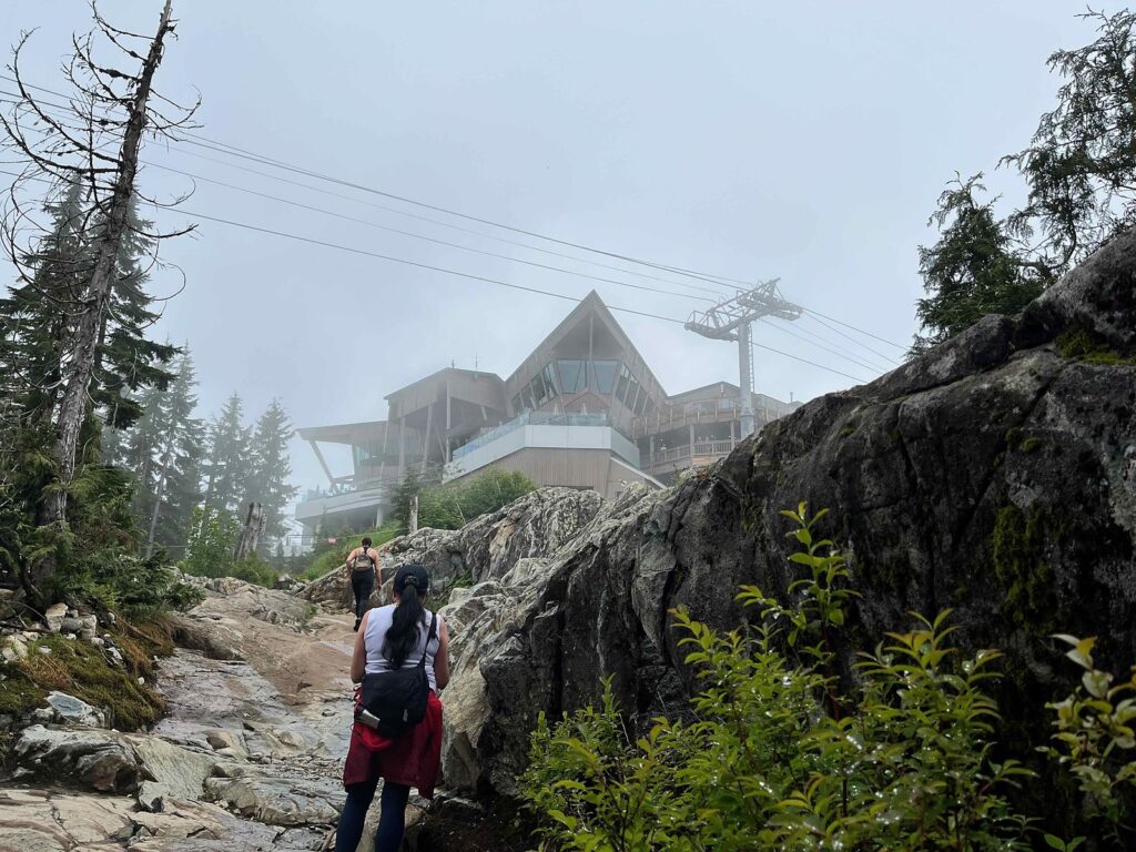 霧の向こうに見えてきた山頂の建物