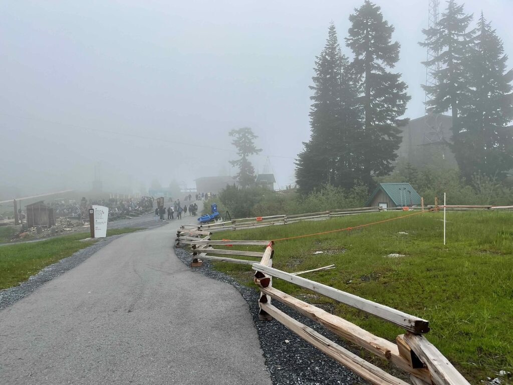 霧に包まれた山頂の遊歩道