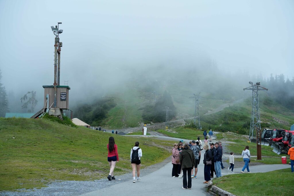 霧の山頂広場とリフト