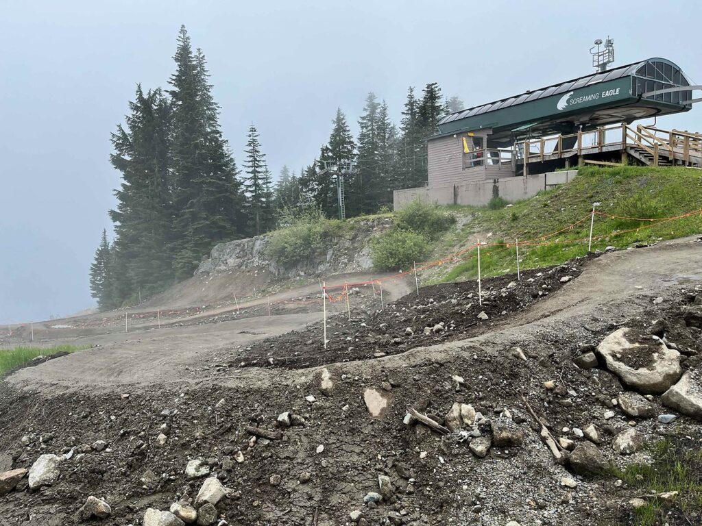 グラウスマウンテン山頂のマウンテンバイクのコース