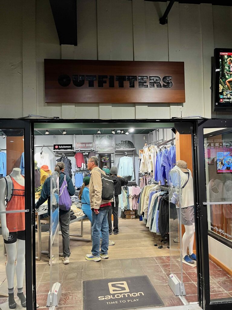 山頂のアウトドアショップの入口